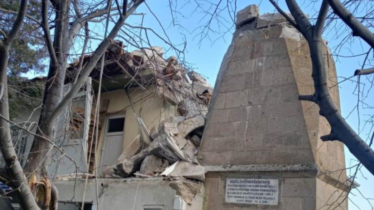 Kırşehir'de oluşan hortum, cami minaresinin yıkılmasına neden oldu