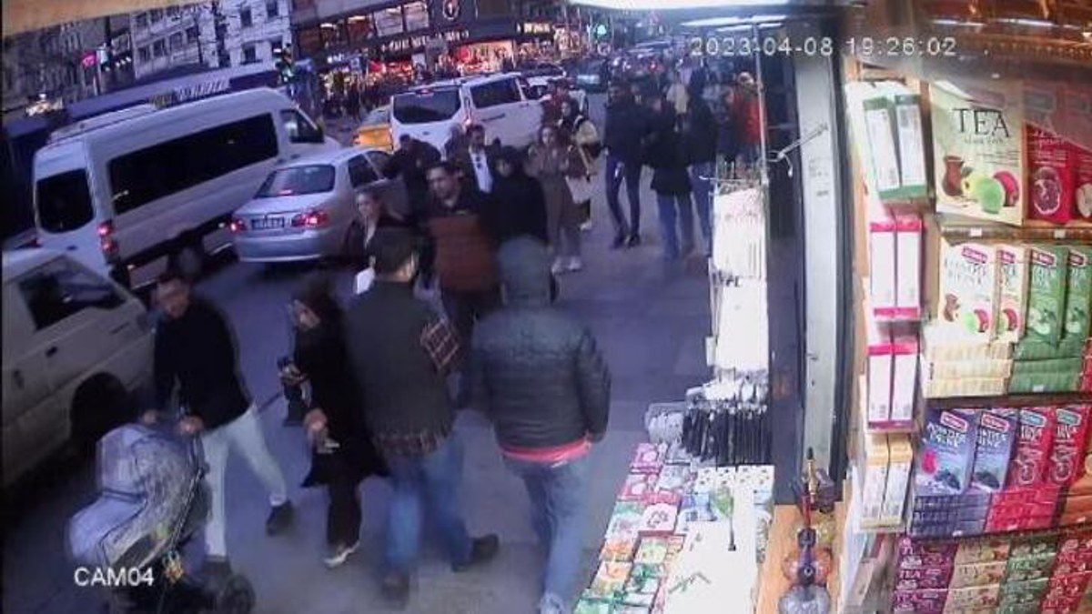 Fatih'te kadının telefonunu çalan hırsızları çevredeki vatandaşlar yakaladı