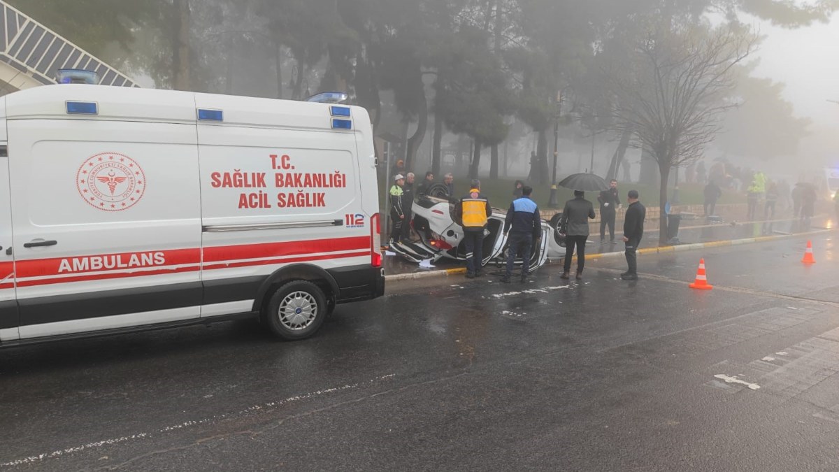 Mardin'de otomobil kaldırıma çıktı: 2 yaralı