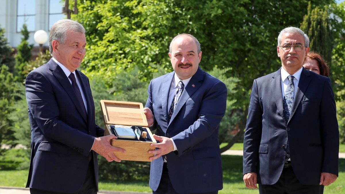 Togg Özbekistan'da! Cumhurbaşkanı Mirziyoyev Togg'u teslim aldı