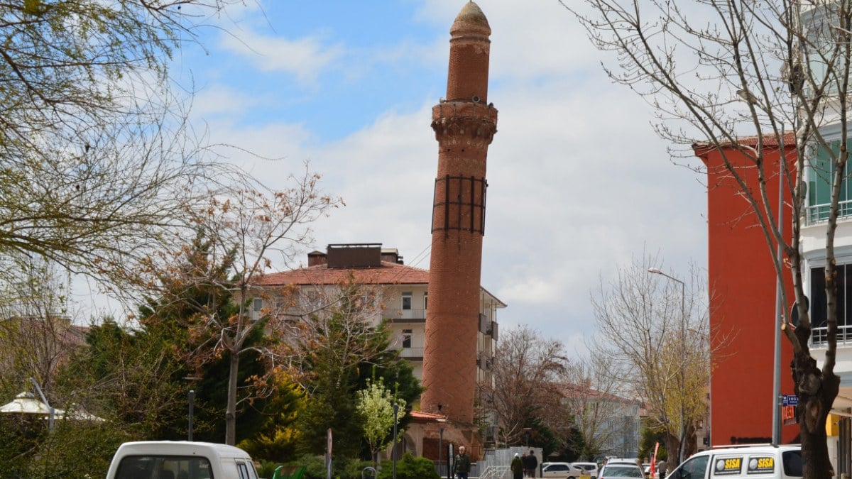 Aksaray'da bulunan 800 yıllık caminin eğri minaresi depremde hasar almadı