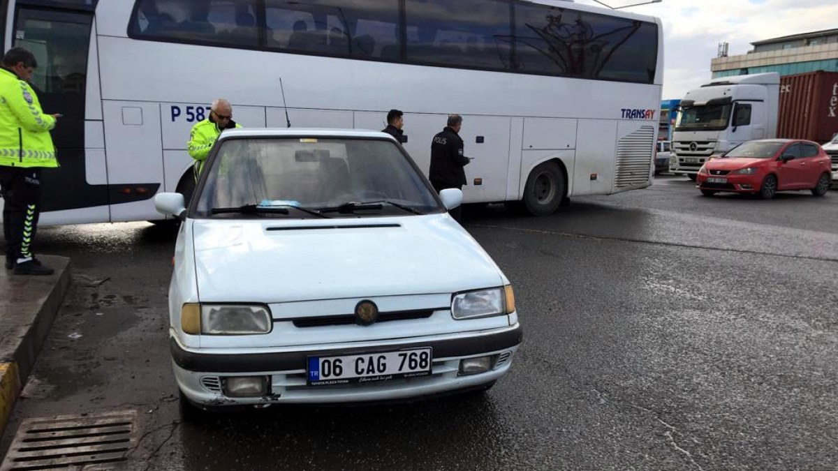 Kocaeli'de trafikte kalp krizi geçiren adam aracı durdurarak kurtuldu