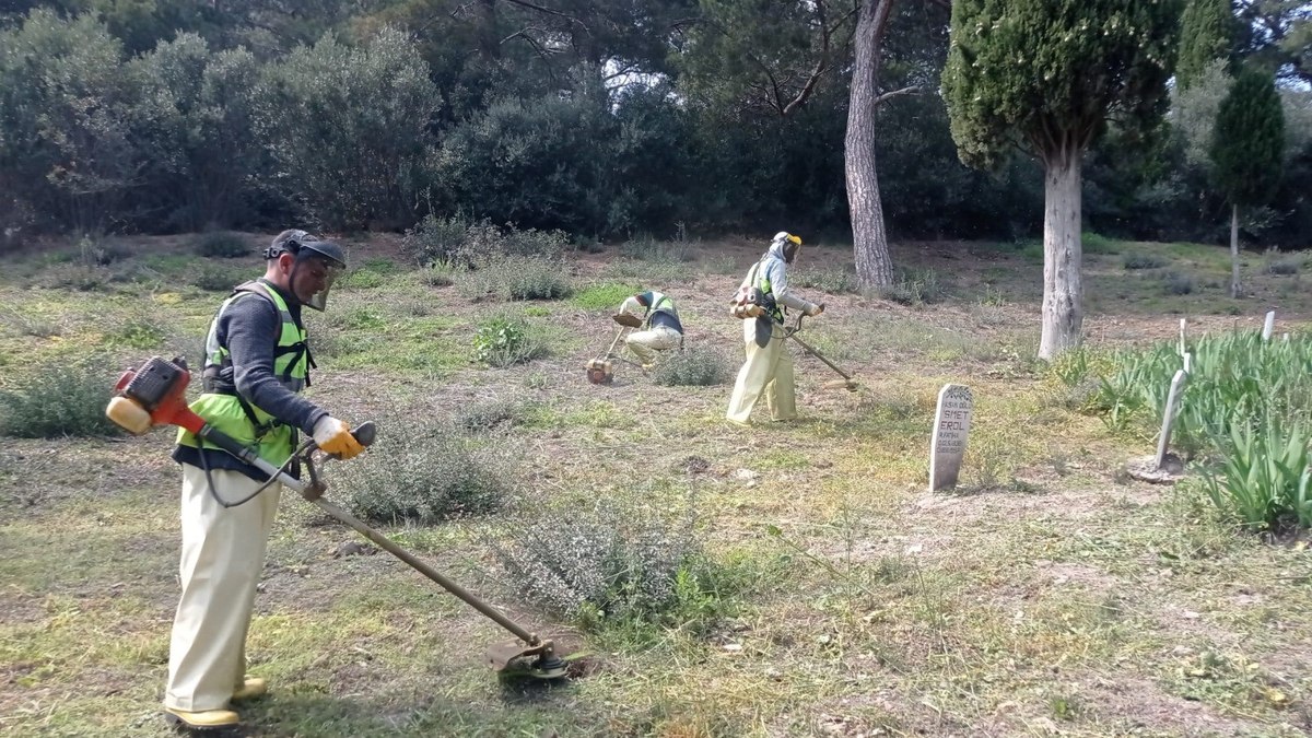 Ramazan Bayramı öncesi mezarlıklarda temizlik ve bakım çalışması