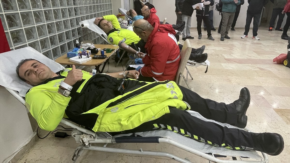 Bolu'da polisler can kurtarmak için kan bağışı yaptı