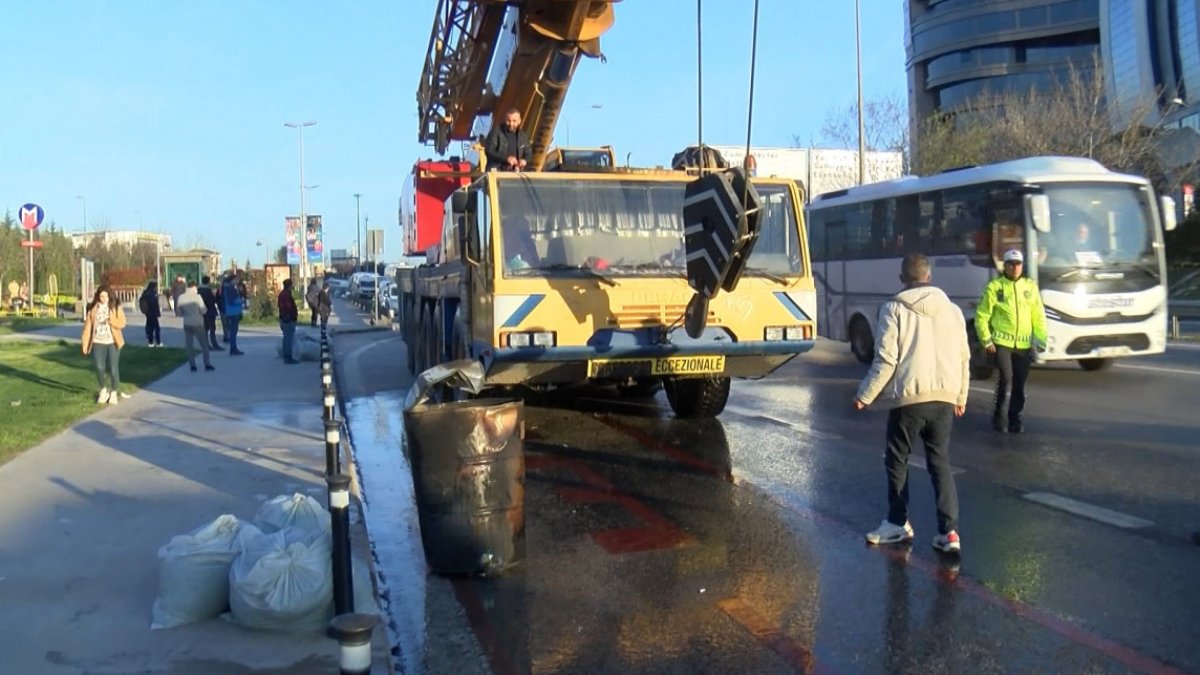 İstanbul Maltepe'de vinç yangını: D-100 Karayolu'nda trafik yoğunluğu oluştu