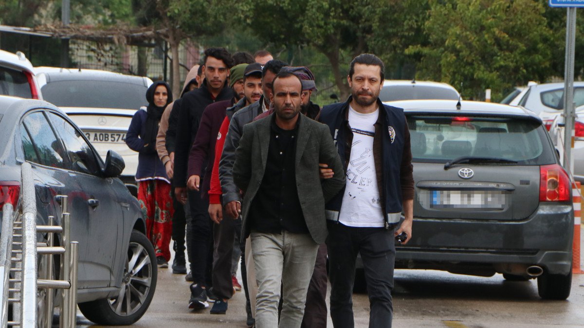 Adana'da uygulama noktasında 10 kaçak göçmen yakalandı
