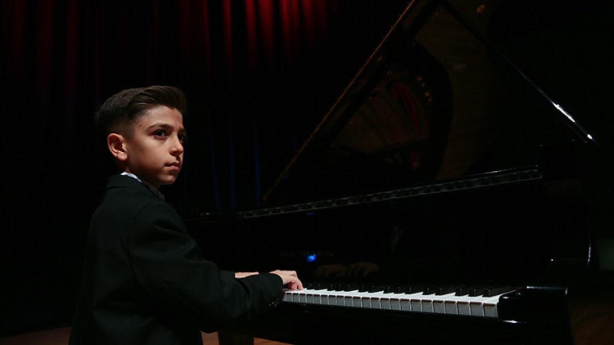 11 yaşındaki piyanocu Aytekin Yılgın Uluslararası Mozart Yarışması'nda birinci oldu