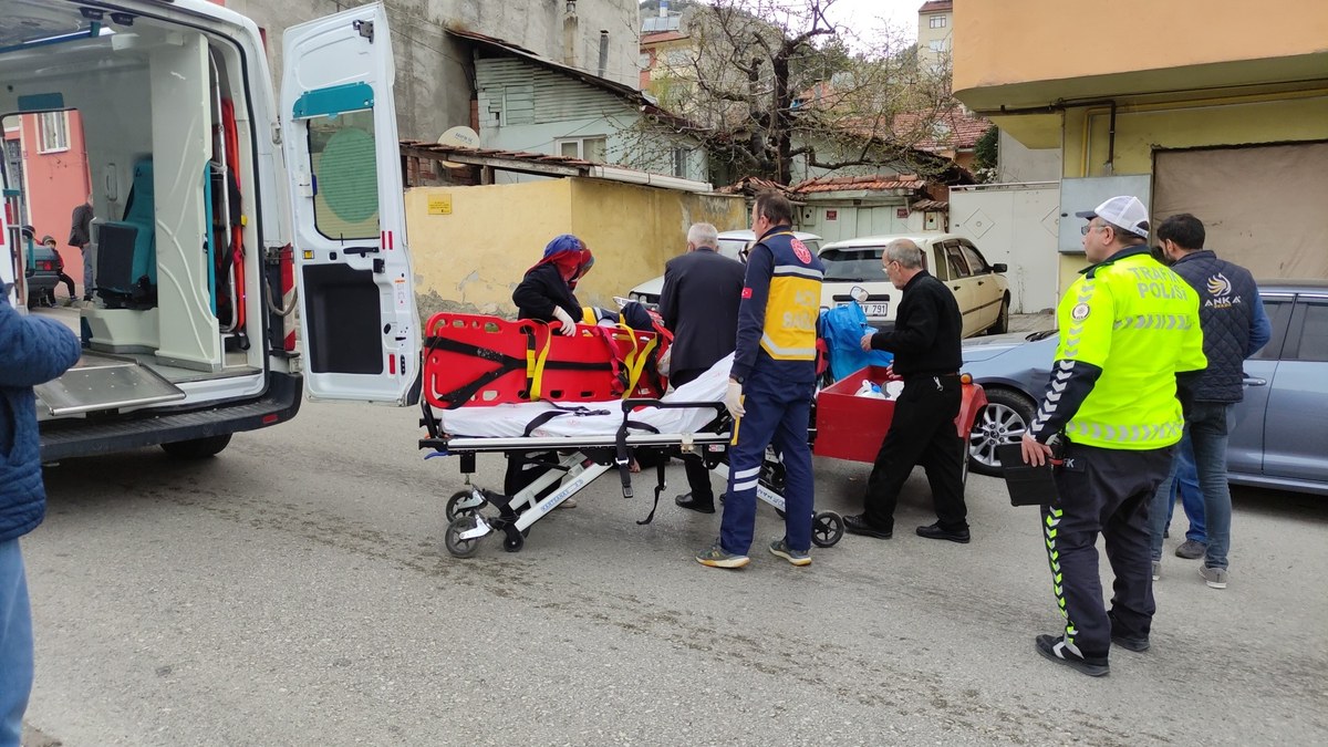 Kastamonu'da motosiklet park halindeki otomobile çarptı: 3 yaralı