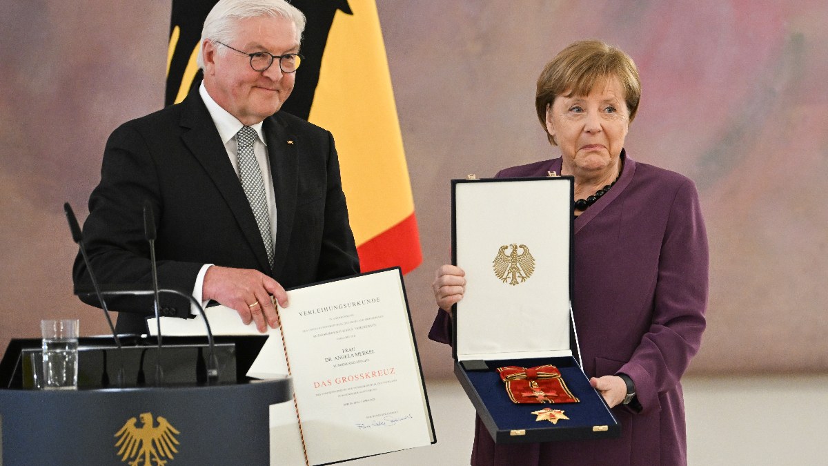 Angela Merkel, Almanya'nın en yüksek liyakat nişanını aldı
