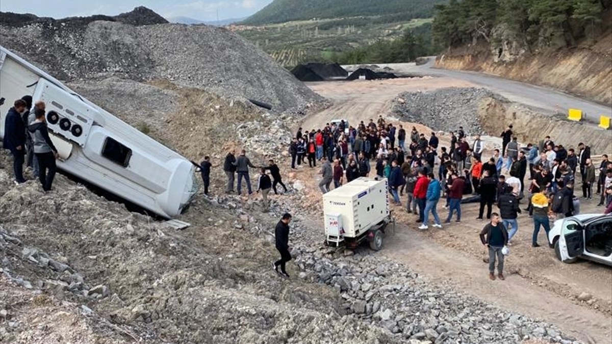 Manisa'da madencileri taşıyan midibüs devrildi: 9 yaralı