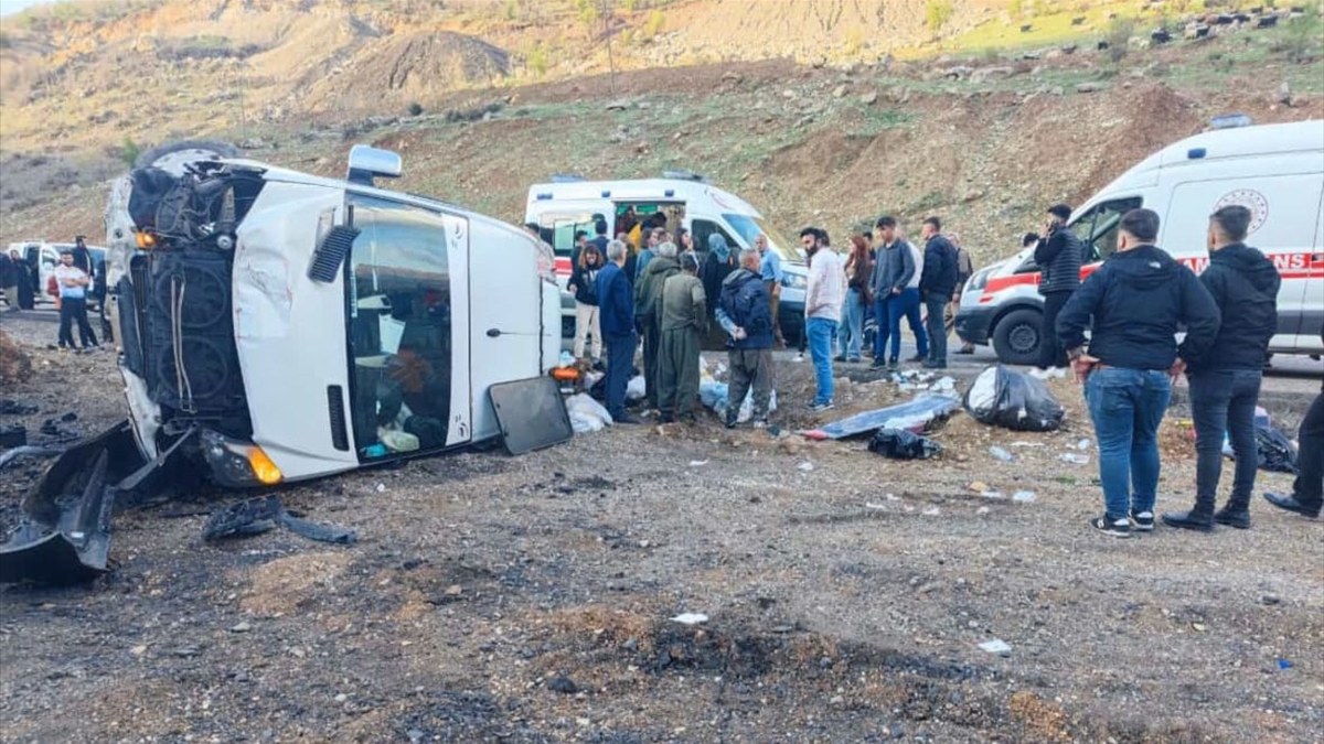 Şırnak'ta devrilen yolcu minibüsündeki 8 kişi yaralandı