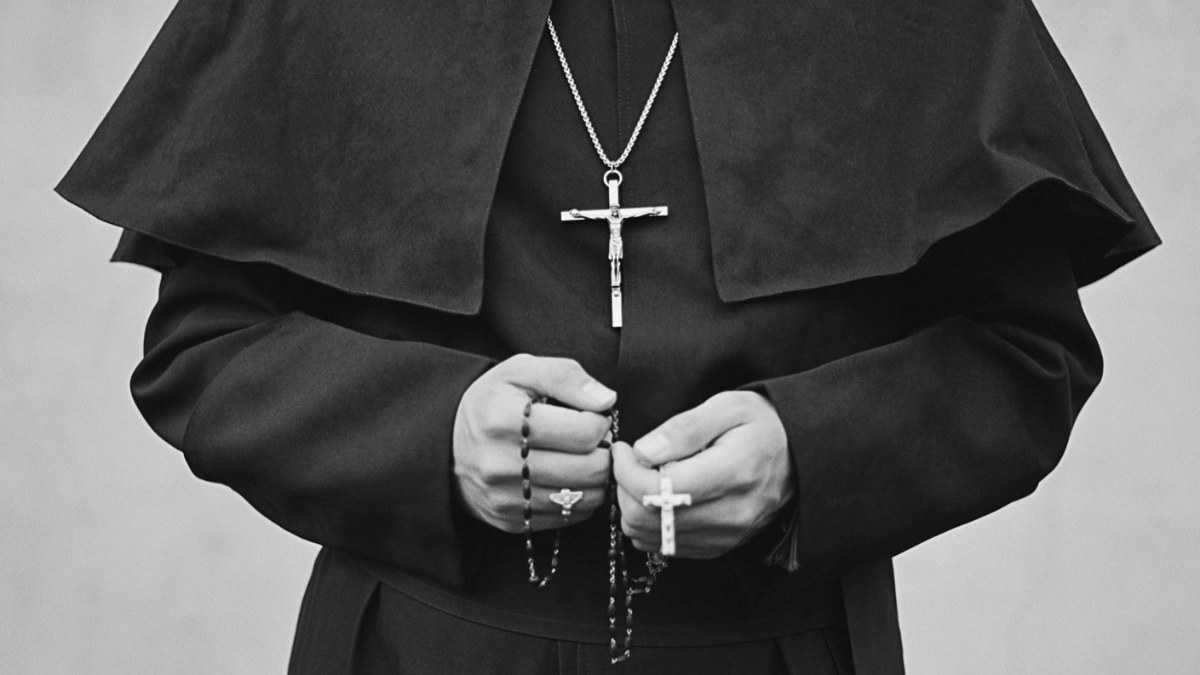 Alman Katolik rahip, 16 yaşındaki kız çocuğuna tecavüz etti
