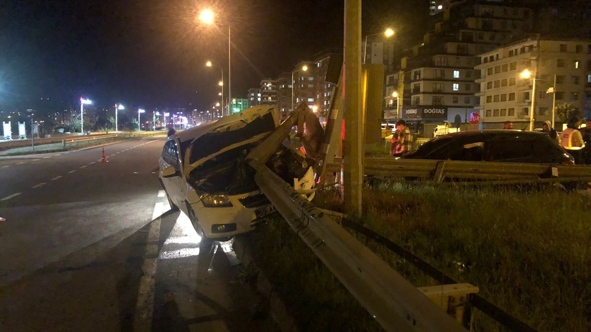 Rize'de bariyere saplanan otomobilin sürücüsü burnu bile kanamadan kurtuldu