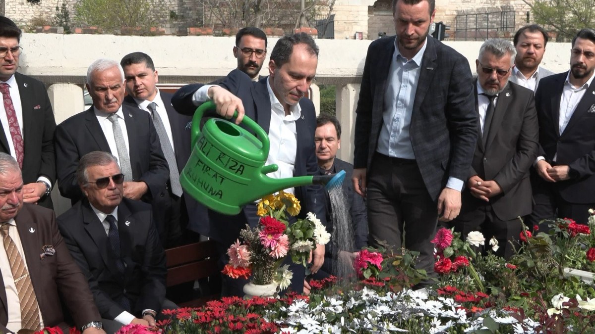 Fatih Erbakan, babası Necmettin Erbakan'ın kabrini ziyaret etti