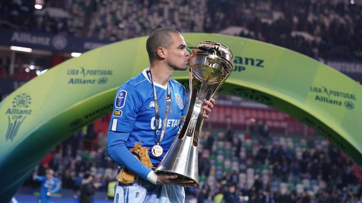 40 yaşındaki Pepe, Porto'yla sözleşme yeniledi