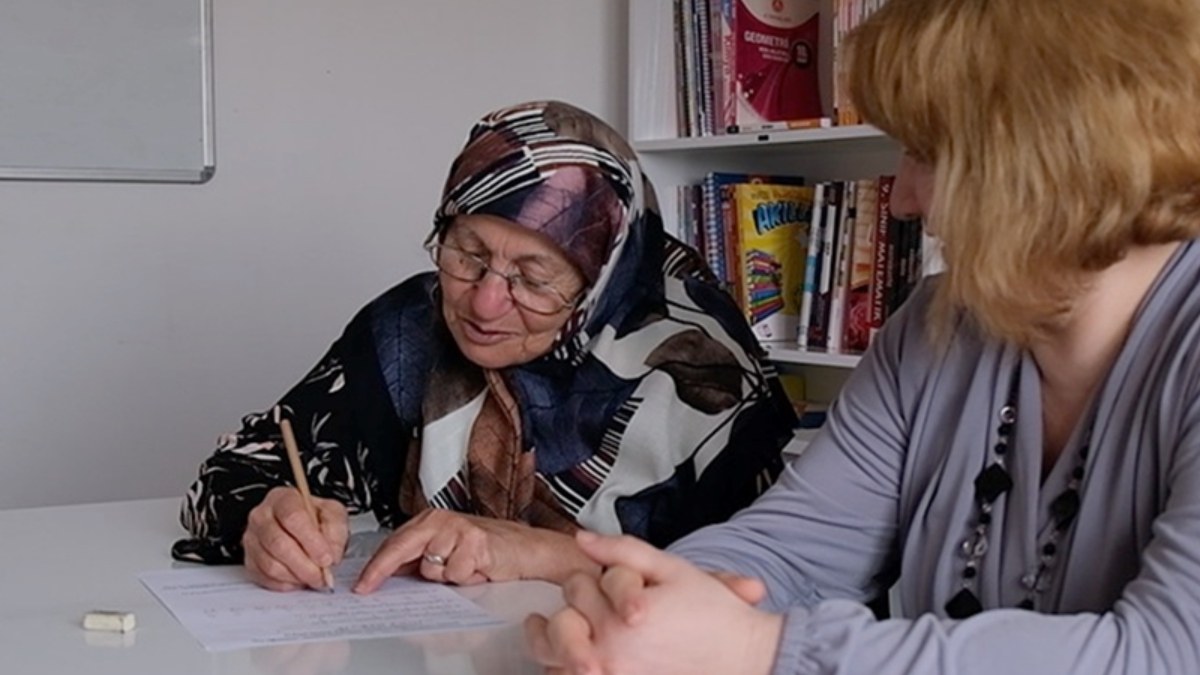 Edirne’de yaşlı kadın, 60’ından sonra okuma yazma öğrendi