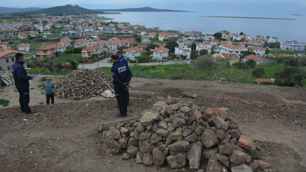 Balıkesir'de kaçak yaptığı evin yanında kazı çalışmalarını sürdürüyor