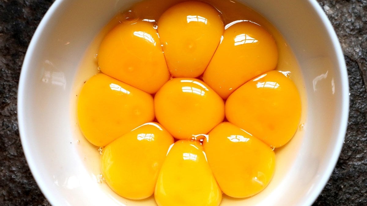 Atalardan kalan şifa! Yanık ve yara izlerine çare: Yumurta yağı! Sarısını  ayırıp böyle pişirin...