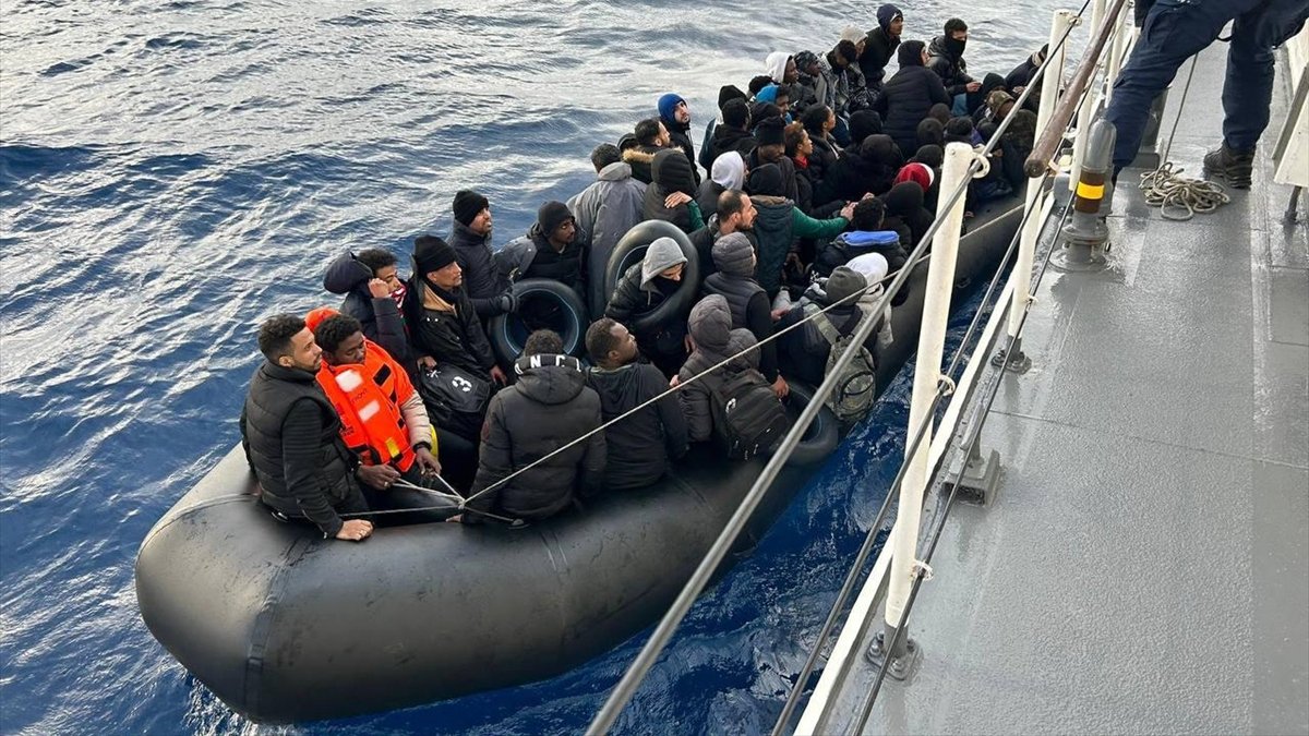 Balıkesir Ayvalık açıklarında 55 düzensiz göçmen kurtarıldı