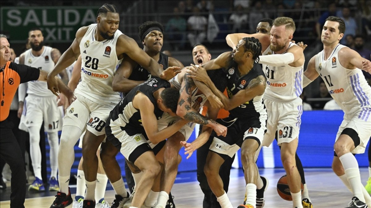 EuroLeague'de Real Madrid ile Partizan arasındaki mücadele çıkan kavga nedeniyle tamamlanamadı