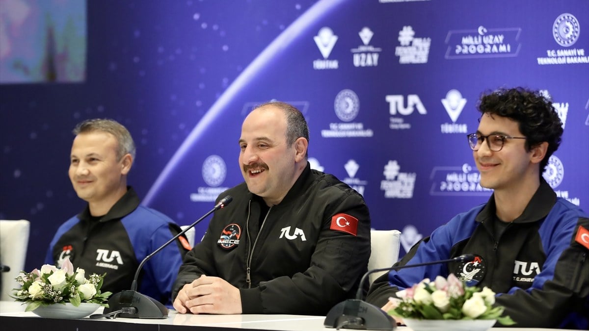 Mustafa Varank, Türkiye'nin ilk uzay yolcuları ile bir araya geldi