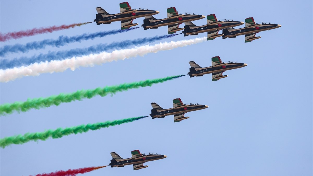 TEKNOFEST'te Birleşik Arap Emirlikleri akrobasi ekibi gökyüzünü renklendirdi