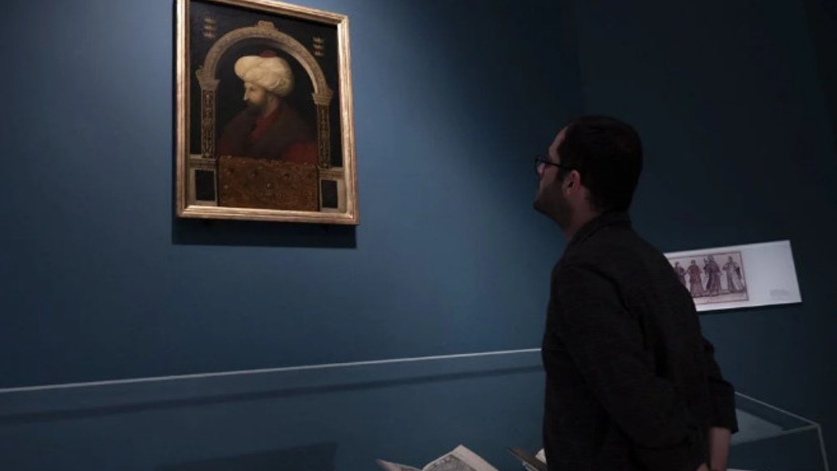 Fatih'in Londra'da sergilenen ünlü portresinin üzerindeki yazı detayı