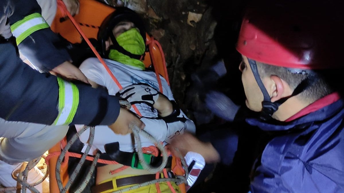 Antalya'da yamaç paraşütü yapan turist kayalıklara düştü
