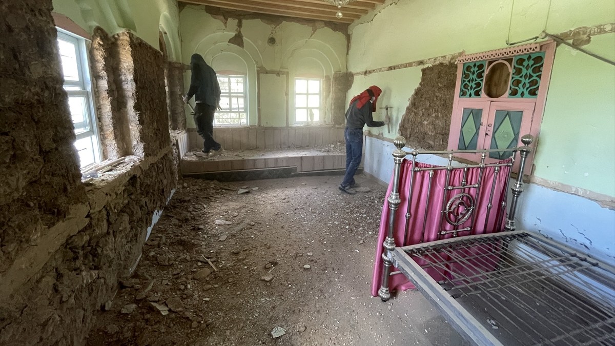 Malatya'da hasar gören cemevi onarılıyor