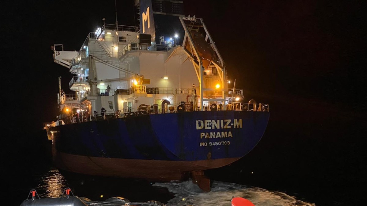 Çanakkale Boğazı'nda arızalanan gemi Karanlık Liman'a çekildi