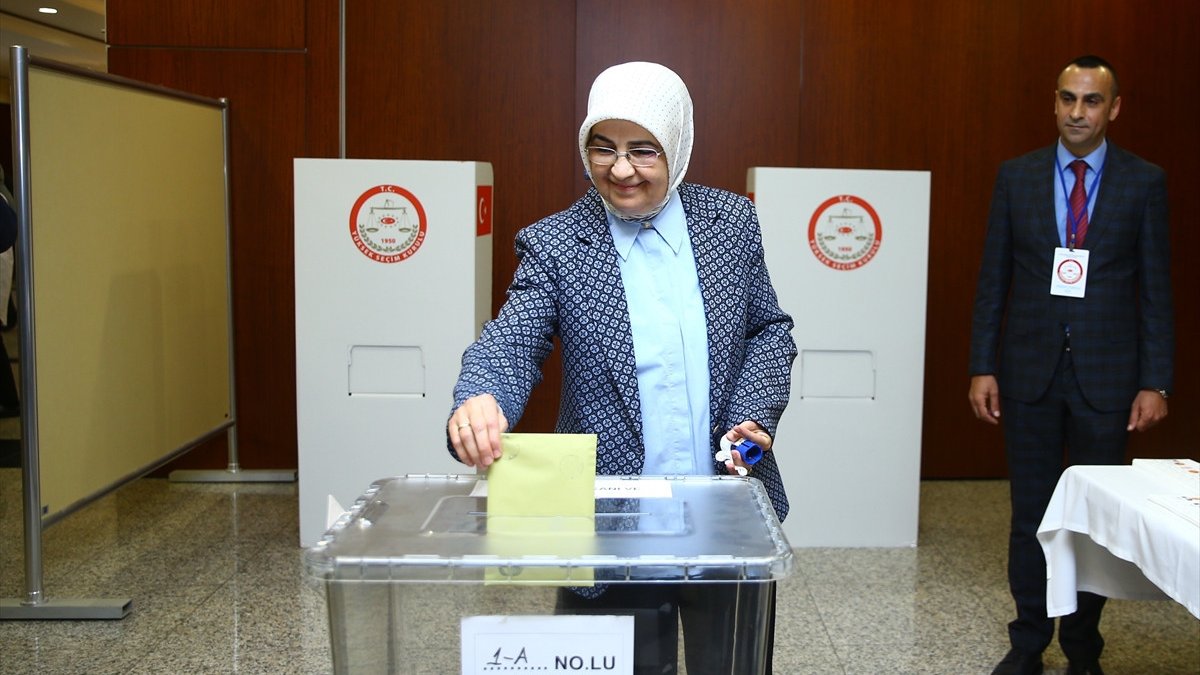 Azerbaycan genelinde oy verme işlemi başladı: Vatandaşlar sandık başında!