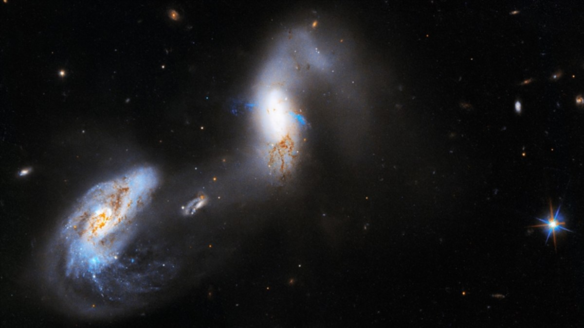 Hubble, olağanüstü parlak galaksiler görüntüledi
