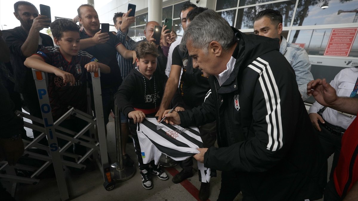 Beşiktaş trübünlerinde Şenol Güneş pankartı