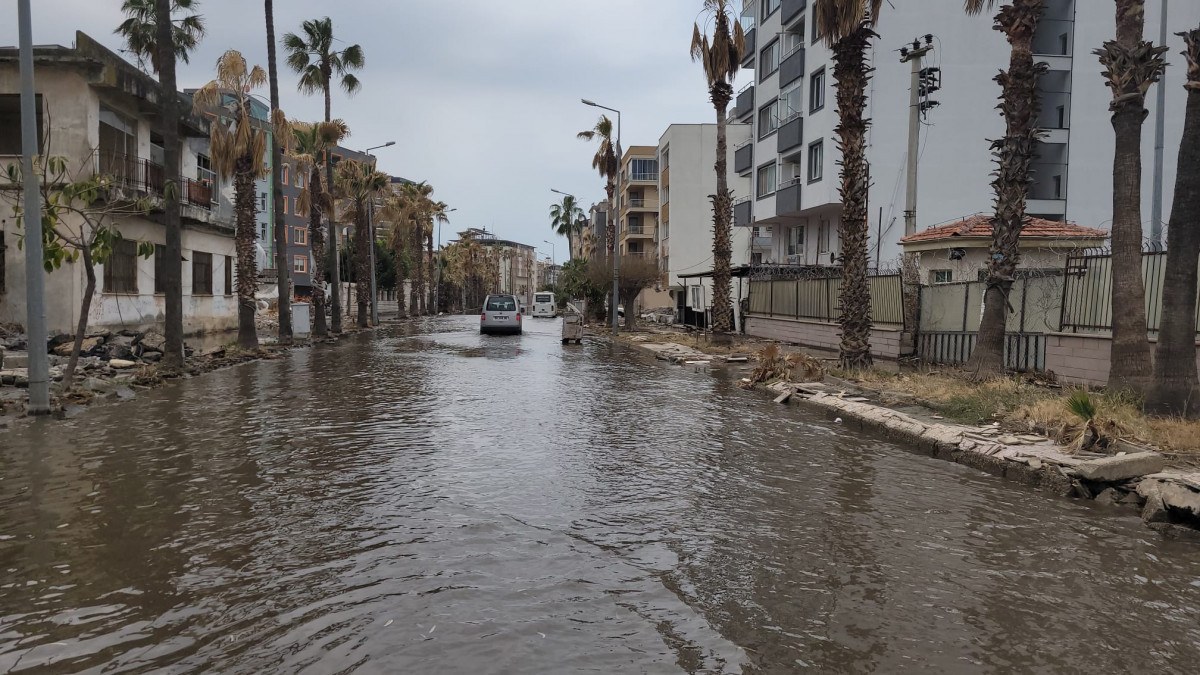 İskenderun'da deniz yükseldi: Rögarlardan taşan su sokaklara doldu