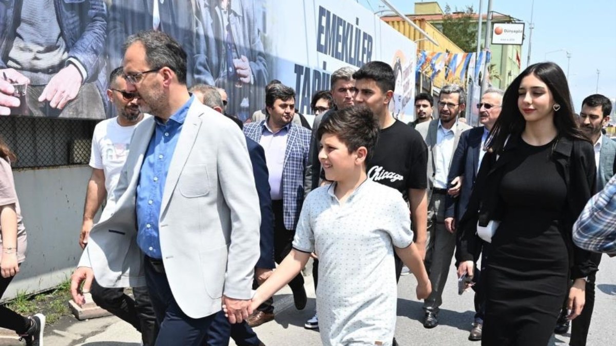 İzmirliler TCG Anadolu için kuyrukta: Bakan Kasapoğlu araçtan inip yürüdü