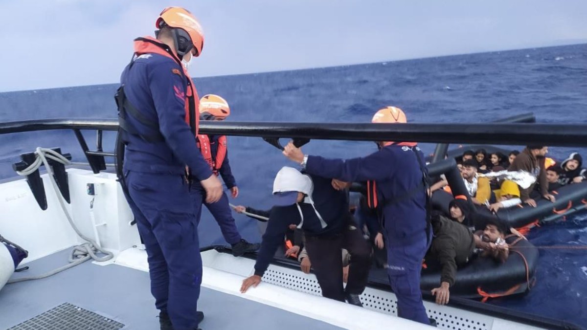 Yunanistan'ın geri ittiği onlarca göçmen İzmir açıklarında kurtarıldı