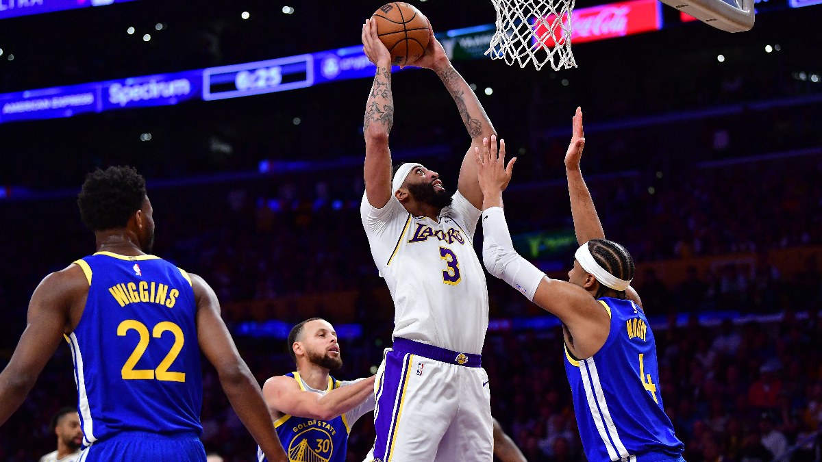 Los Angeles Lakers, Golden State Warriors'ı farklı yenerek seride öne geçti