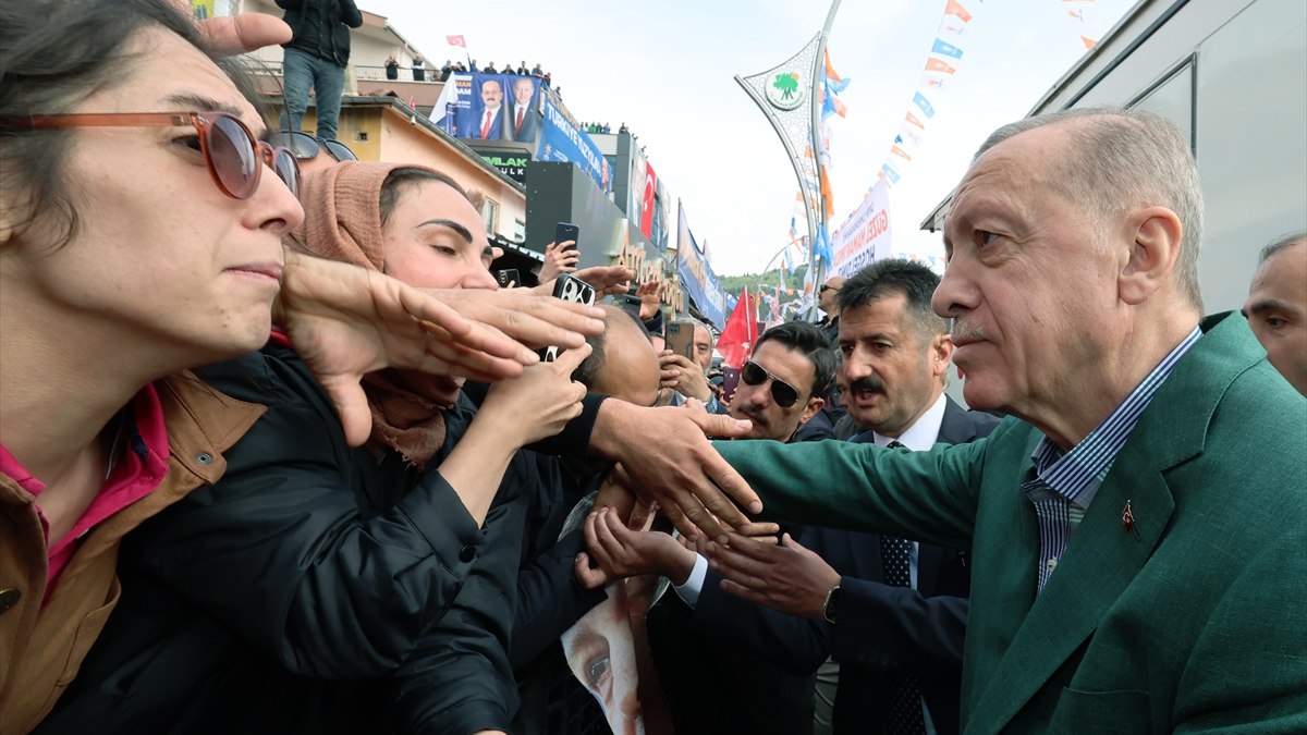 Cumhurbaşkanı Erdoğan’a sevgi: Elini öpmek için yarıştılar