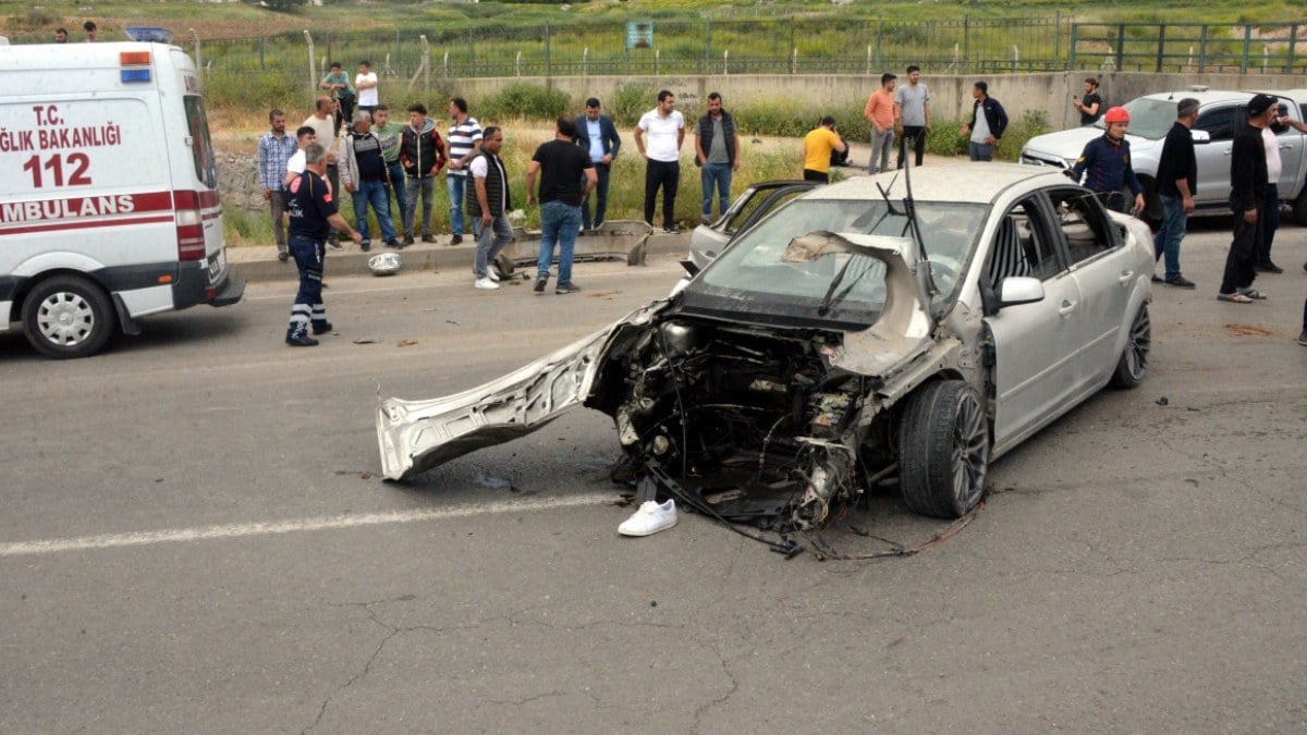 Kahramanmaraş'ta makas atan sürücü refüjdeki direğe çarptı: 2 ölü