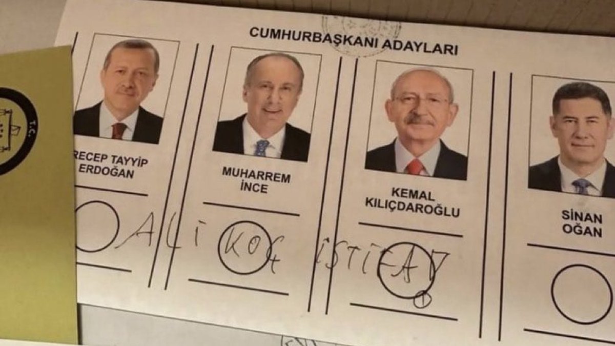 Fenerbahçe taraftarı, oy pusulasına 'Ali Koç istifa' yazdı