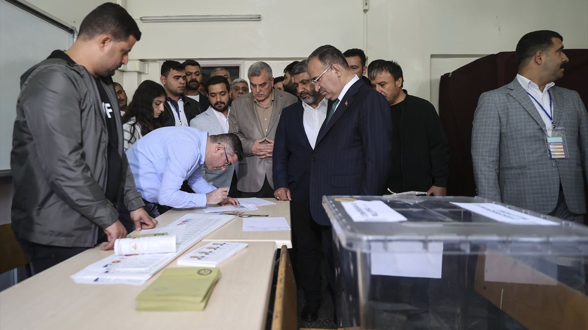 Adalet Bakanı Bekir Bozdağ'ın oy kullandığı sandığın lideri