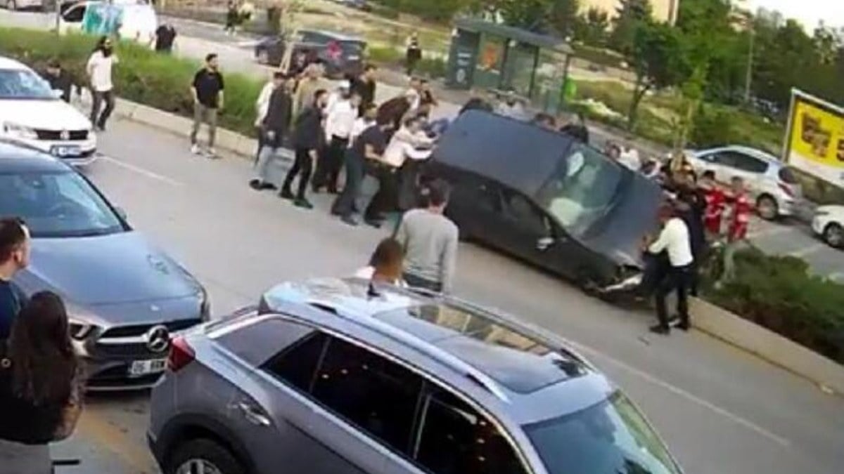 Ankara'da mezuniyet kıyafeti almaya giden gence otomobil çarptı