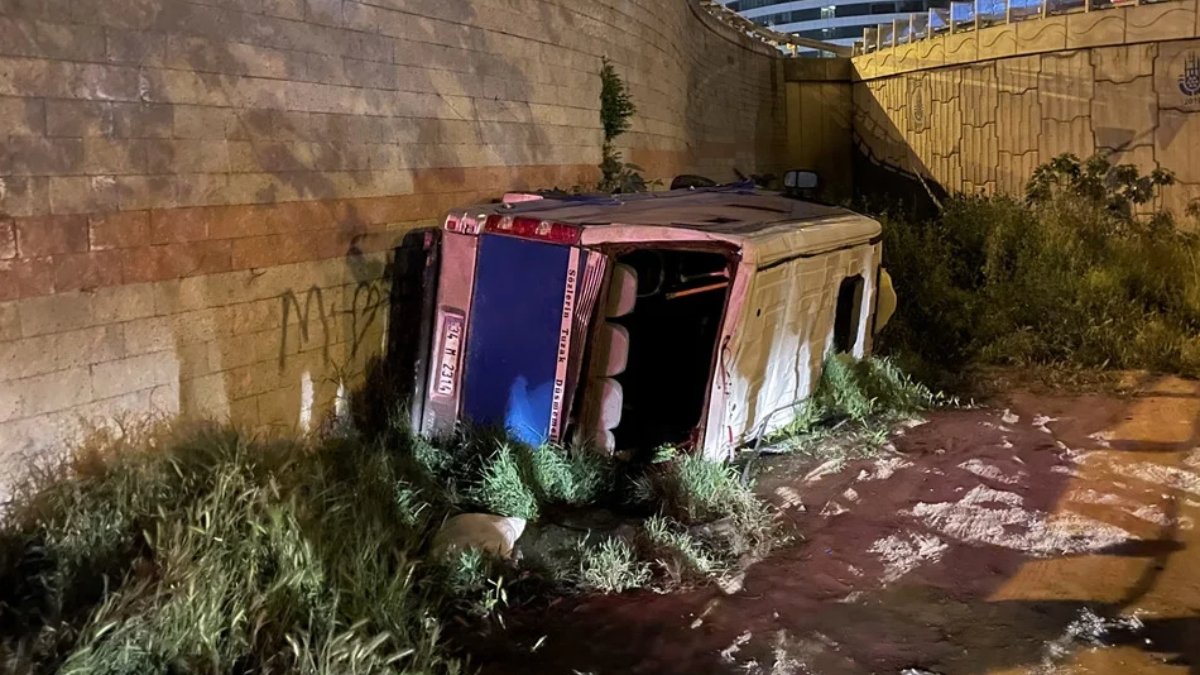 Ümraniye'de virajı alamayıp yoldan düşen minibüsteki 2 kişi yaralandı