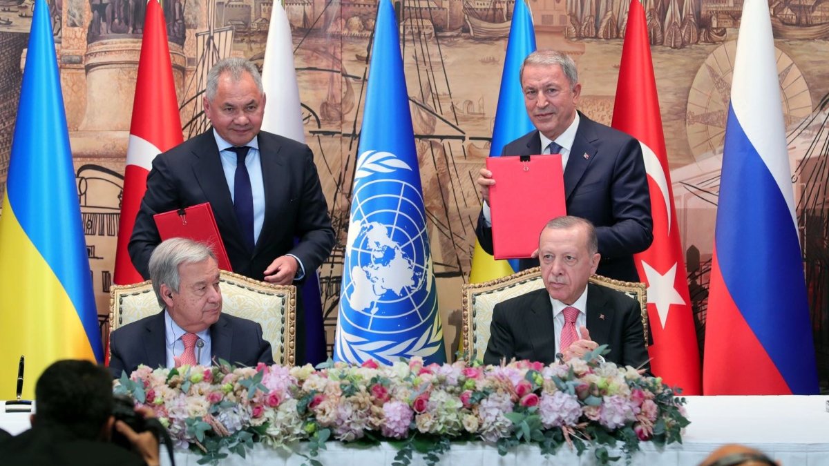 Hulusi Akar, 2 ay daha uzatılan Karadeniz Tahıl Koridoru Anlaşması'nı değerlendirdi
