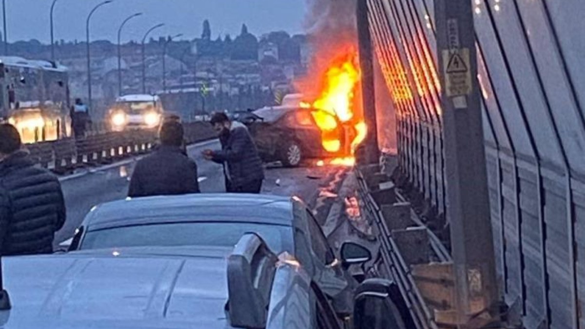 İstanbul Haliç'te köprü bariyerlerine çarpan araç alev aldı
