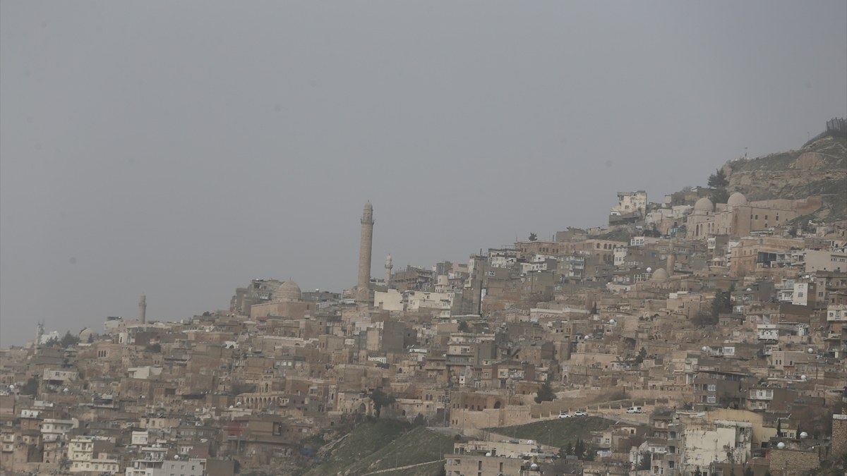 Zorunlu olmadıkça dışarı çıkılmamalı! Mardin, Şırnak ve Siirt'te toz taşınımı etkili