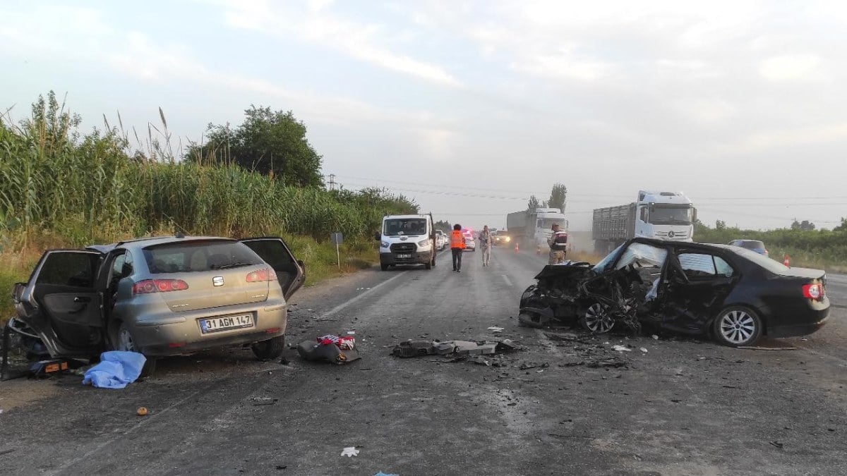 Hatay'da iki otomobil çarpıştı: 2 ölü 4 yaralı