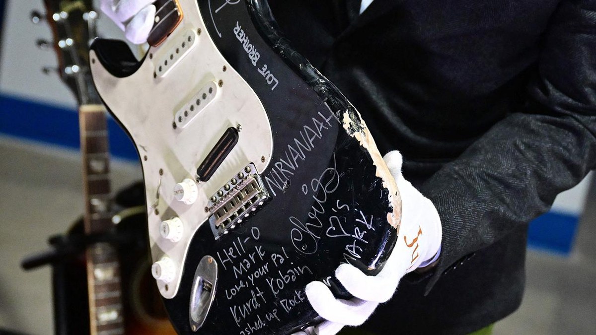 Efsane müzisyen Kurt Cobain'in imzalı gitarı 600 bin dolara satıldı