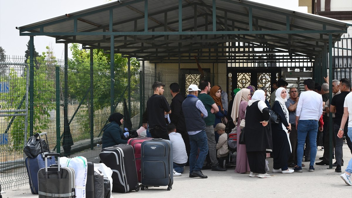 Suriyelilerin evlerine dönüşü devam ediyor! Ülkelerine dönenlerin sayısı 554 bin 107'ye ulaştı