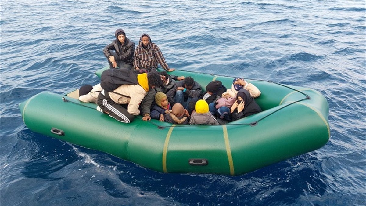 Ayvalık açıklarında 72 göçmen kurtarıldı